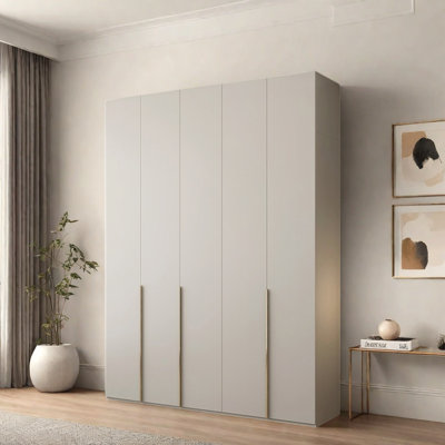 Garde-robe simple de couleur unie