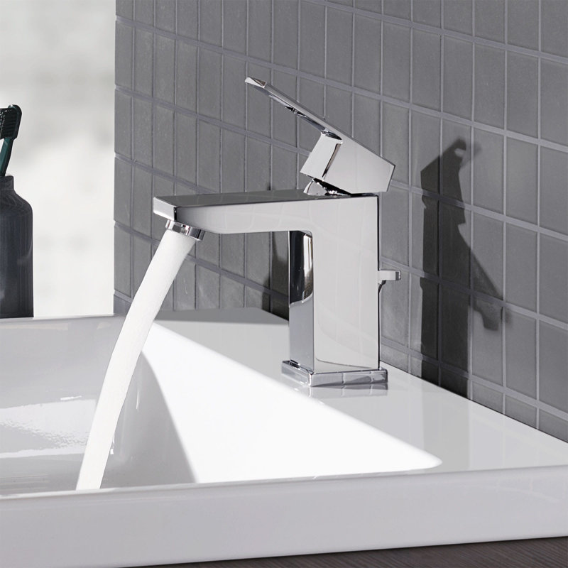 Chrome Brass Single Hole Bathroom Faucet with Drain Assembly