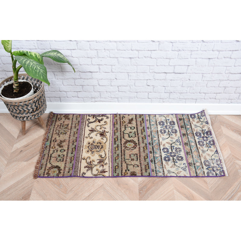Tapis traditionnel turc avec un élégant motif floral idéal pour ajouter une élégance vibrante à votre décor