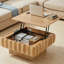 Table basse carrée à plateau relevable avec structure en bois massif et rangement caché-596839460