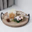 Plateau de service décoratif rond avec poignées en métal (brun clair)