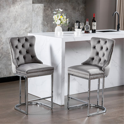 Ensemble de 2 tabourets de bar 26 po à hauteur de comptoir, tabourets de bar modernes en velours avec dossier à boutons et garniture de rivets, tabourets de bar de style campagnard avec pieds en métal chromé robustes (paquet de 2)