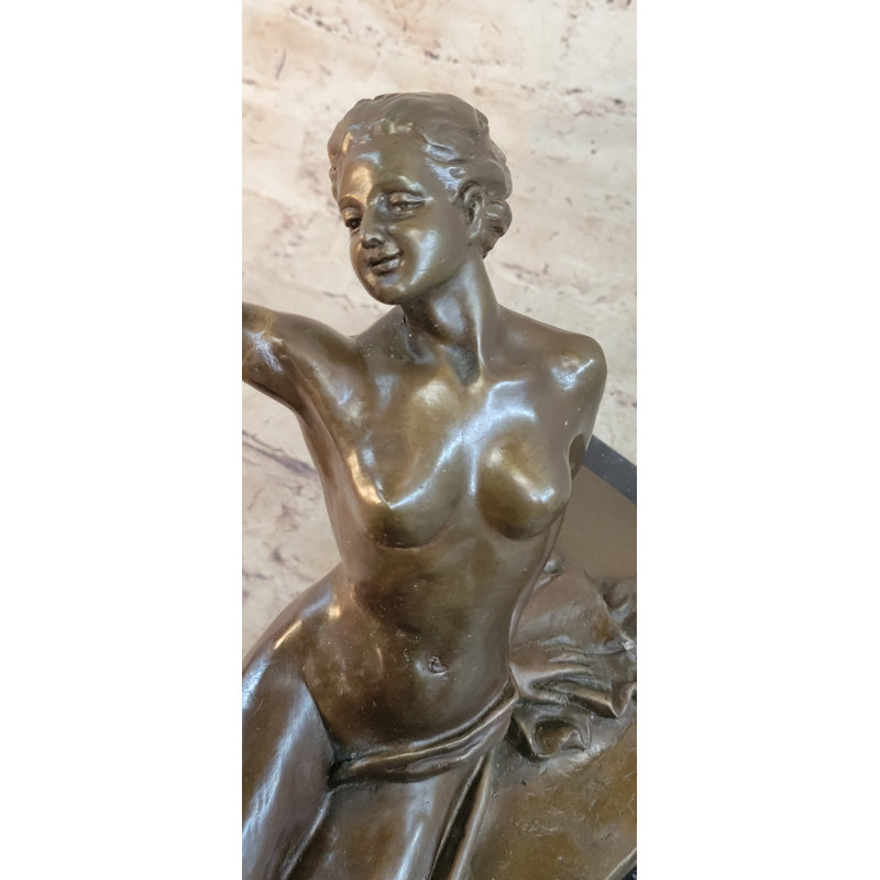 Sculpture l'oiseau à la main
