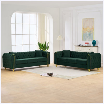 Ensemble de canapé Chesterfield 3 + 3 places en velours vert avec accoudoirs roulés capitonnés et pieds dorés