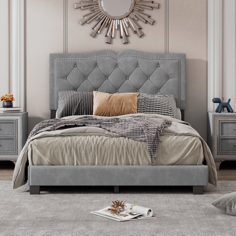Lit rembourré en velours Malefatto avec tête de lit capitonnée et structure en bois, Gris, Grand