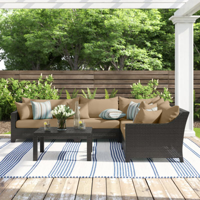 Ensemble de conversation modulaire en rotin de six articles avec housses de coussin Sunbrella