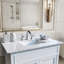 Plateau de meuble-lavabo de 37 pouces Montary avec pierre blanche de Carrare, lavabo en céramique et dosseret pour les salles de bain modernes