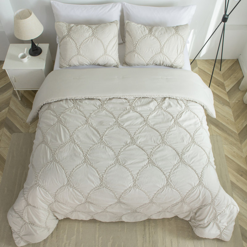 Ensemble d'édredon en microfibre brodée Scallop, matelassage élastique, surdimensionné et ultra doux, taupe, ensemble de 2 lits simples