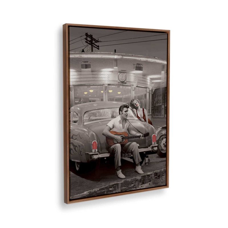 Midnight Melody Drive-In, H 36,75 po x l 24,75 po, Impression encadrée sans passe-partout, Noyer