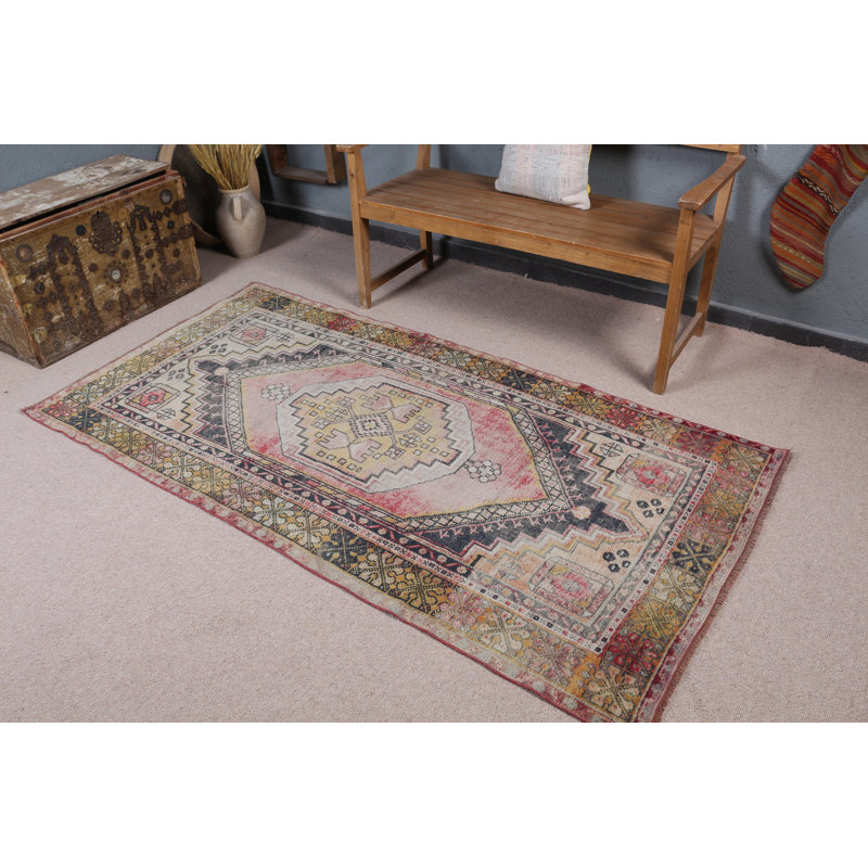 Explorez l'élégant tapis turc fait à la main dans des couleurs pastel délavées, parfait pour le salon