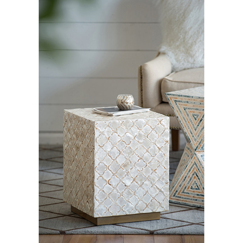 Tabouret 14 po x 14 po x 18 po crème avec motifs en forme de losange et base en laiton, utilisation intérieure seulement