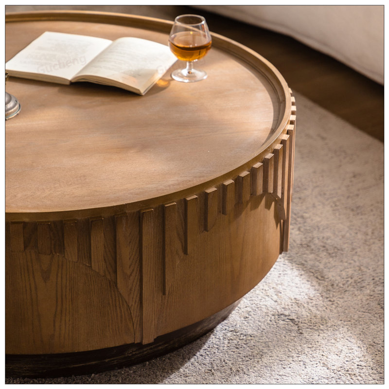 Table basse ronde moderne en bois avec relief fabriqué à la main et piédestal robuste pour les salons et les appartements