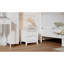Chambre à coucher Table de chevet rétro Mid Century 2. Blanc intemporel. Robuste. Options de rangement généreuses. Assemblage simple requis. Table de chevet avec 2 tiroirs de l 19,3 po x l 15,6 po x P 19,7 po. Conception classique.