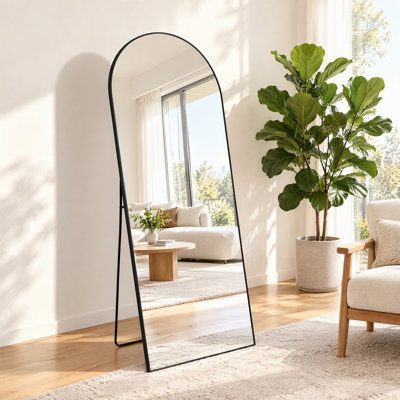 Miroir pleine longueur arqué de 21 po L x 56 po H avec cadre en métal noir, sur pied ou mural