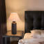  Lampe de table moderne en céramique de 28 po avec base fuselée noire et abat-jour en lin naturel, idéale pour les tables de chevet de chambre à coucher, les tables de bout de salon ou les bureaux d'étude-452260906