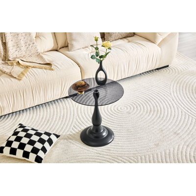Petite table d'appoint en métal, table d'appoint ronde noire matte avec un plateau en verre mesurant environ 19,6 pouces de diamètre. Idéale pour une utilisation à côté d'un lit ou d'un canapé, dans les coins salon, les chambres à coucher, etc.