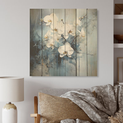 Minimalisme blanc et bleu, fleurs d'orchidées dans une délicate abstraction I - art en bois d'orchidées sur bois de pin naturel