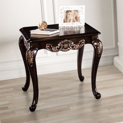Table de bout 1 pièce de style traditionnel avec finition cerisier foncé, bois massif, pieds et accents ornés, l 28,5 po x P 26,5 po, H 24,5 po, cerisier carré, détails dorés, détails,