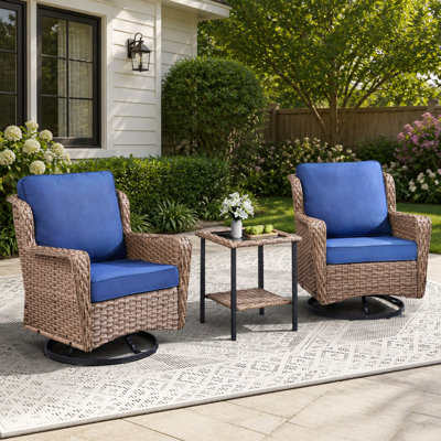 Ensemble de deux fauteuils pivotants à bascule en osier pour l'extérieur, avec table d'appoint et coussins épais, idéal pour se détendre sur la terrasse.