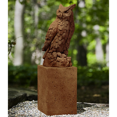 Grande statue de hibou à cornes