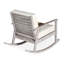 Chaise berçante en eucalyptus avec coussins bleu marine décontractés, surface grise en bois flotté pour un patio luxueux