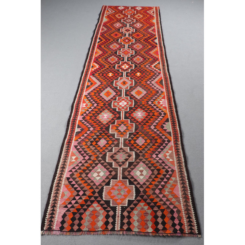 Chemin de table kilim turc fait à la main avec des motifs géométriques audacieux rouges et roses pour une touche vibrante à votre décor