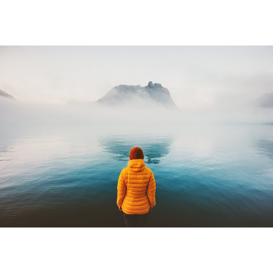 Leinwandbild Frau allein mit Blick auf das neblige Meer