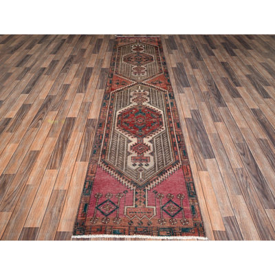 Tapis persan rétro de 2 pi 4 po x 10 pi avec de grands médaillons géométriques, rosé et usé, 100% laine, noué à la main, sans poils, côtés et extrémités professionnellement sécurisés, tapis de couloir étroit et oriental