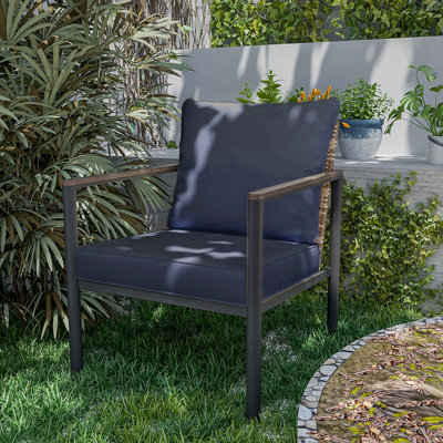 Chaise d'extérieur en osier avec structure en métal, coussins