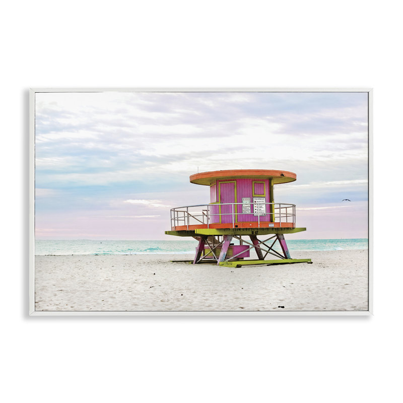 «Lifeguard Hut» avec giclée encadrée ciel pastel, design par Seven Trees Design, H 20 po x l 30 po