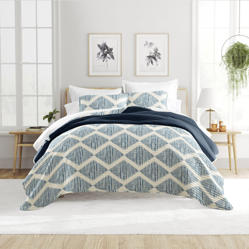 Ensemble de courtepointe réversible en microfibre Becky Cameron, bleu marine / blanc