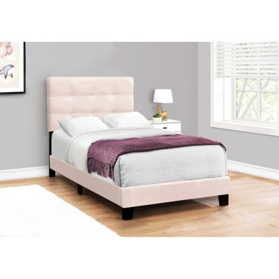 Lit simple en velours rose, conception transitionnelle pour une chambre en velours
