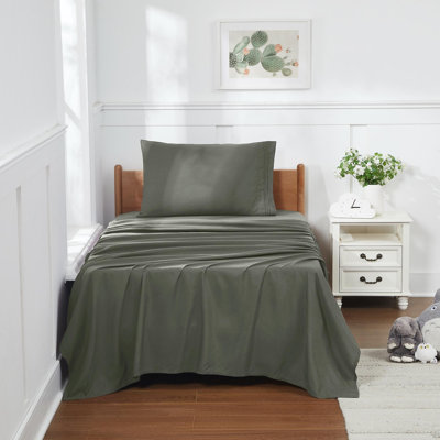Ensemble de draps en microfibre douce de la série 1800 classique Luxurious offert dans un choix de couleurs unies et de tailles