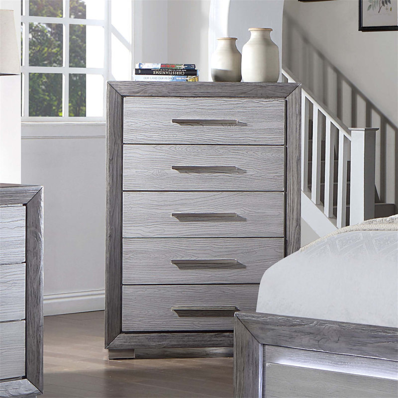 Commode de style transitionnel avec pieds en métal et tiroirs doublés de feutre, parfaits pour les solutions de rangement élégantes.