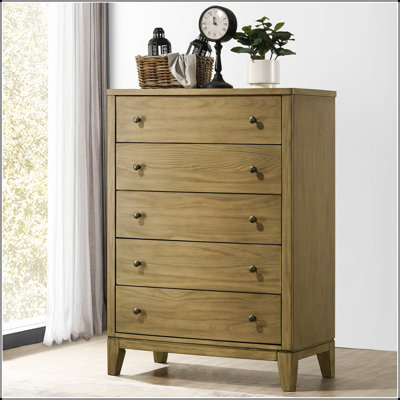 Commode de chambre à coucher à 5 tiroirs Menlo en pin naturel, solution de rangement durable et élégante avec tiroirs doublés de feutre et patins lisses.