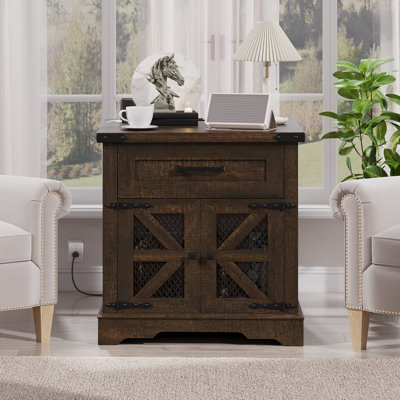 Table d'appoint de style champêtre de 60 cm de large avec station de recharge, table de chevet carrée avec tiroir et prise de courant.