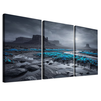 Ensemble de 3 toiles murales monochromes représentant un paysage désertique aux reflets bleus lumineux