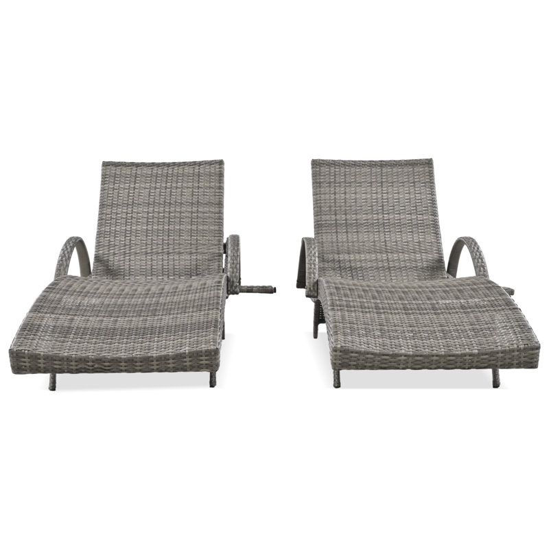 Ensemble de chaises longues d'extérieur en osier de 80 pouces K&K, 2 chaises inclinables en rotin de patio avec table d'appoint coulissante, dossier réglable à 5 niveaux, conception à vagues ergonomiques pour bronzer au bord de la piscine, gris