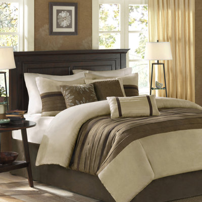 Ensemble de couette 7 pièces en suédine naturelle, format King. Literie transitionnel et élégant. Doux et accueillant. Comprend une couette, des taies d'oreiller, des coussins décoratifs et un cache-sommier. Garnissage inclus. Lavable à la machine pour un entretien facile.