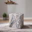 Rehaussez votre espace de vie avec cette table basse moderne en bois aggloméré, qui présente des motifs texturés gris. Il se caractérise par un design élégant.