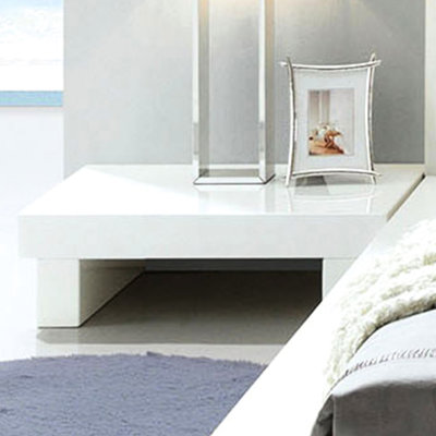 Table de chevet compacte en bois blanc brillant avec charge pour espace de chambre à coucher port moderne en décor