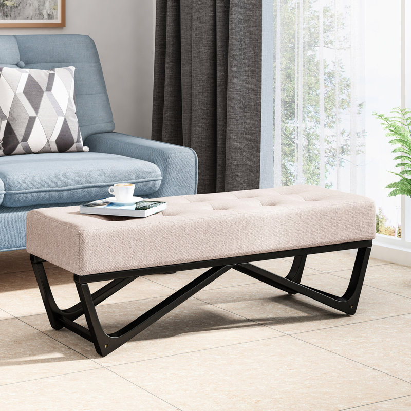 Banc moderne avec capitonnage à boutons et base élégante avec dessus à pattes gaufrées élégantes