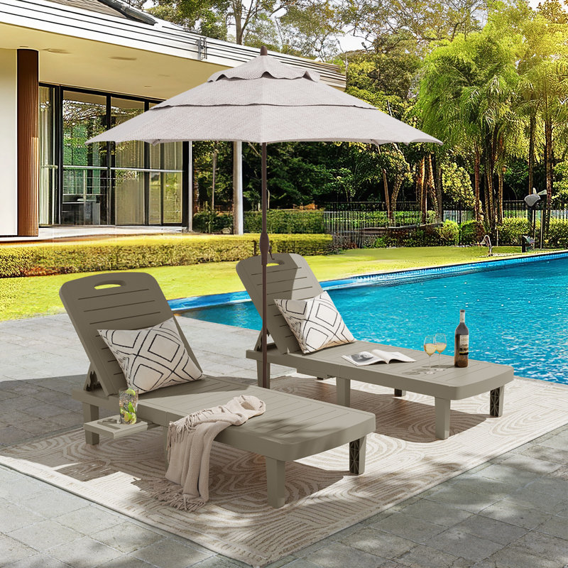 Chaise longue d'extérieur en résine avec porte-gobelet Corsin, Gris