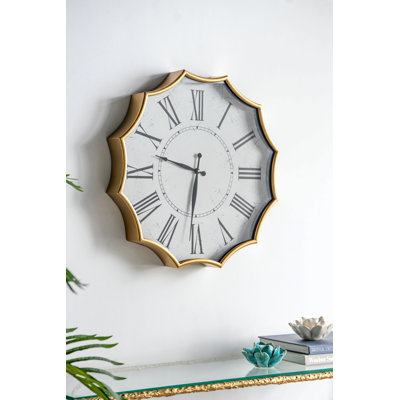 Horloge murale vintage à chiffres romains avec bordure dorée