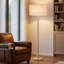 Lampadaire moderne de 155 cm en bois massif naturel avec abat-jour cylindrique en lin beige, certifié cULus, idéal pour le salon, la chambre, le bureau ou la salle d'étude.-133585400-135377061