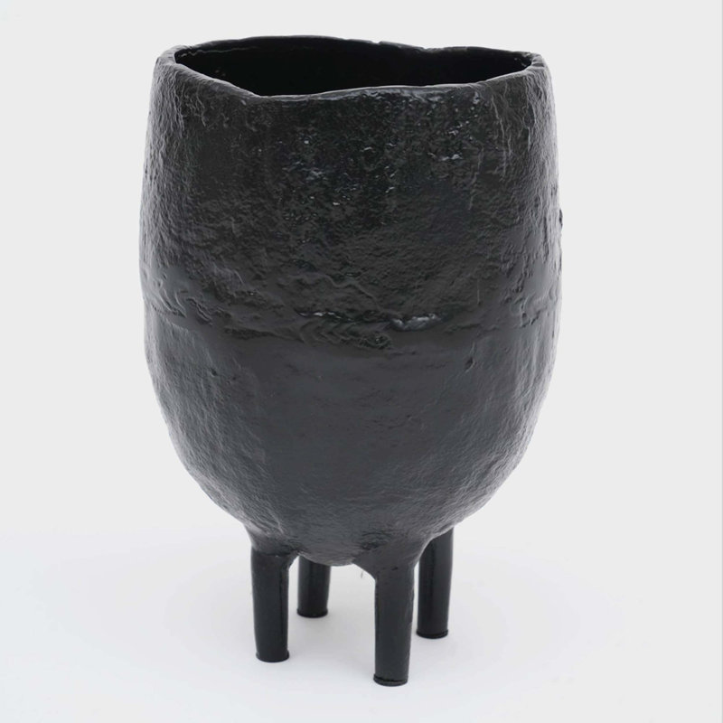 Vase de table en aluminium pour le décor du salon avec élégance rustique, dimensions compactes, fabrication légère et esthétique intemporelle.