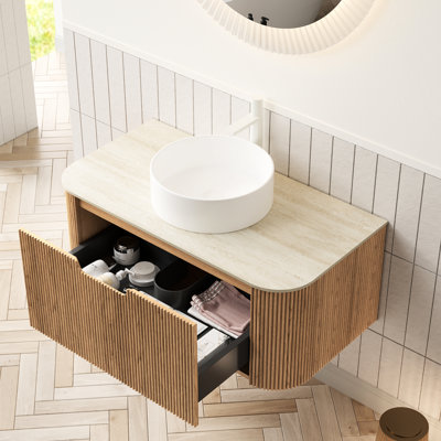 Meuble-lavabo de salle de bain avec finition rayée 3D en grain de bois naturel, lavabo rond en céramique blanc de 14 pouces, comptoir en pierre frittée, armoire de contreplaqué murale, espace de rangement généreux