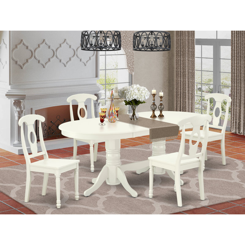 L'ensemble de table de cuisine 5 pièces pour 4 personnes comprend une table de salle à manger ovale avec rallonge papillon et 4 chaises en bois massif, lin blanc