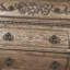 Table de chevet, 3 tiroirs avec poignées antiques, pieds à volutes, -33199049