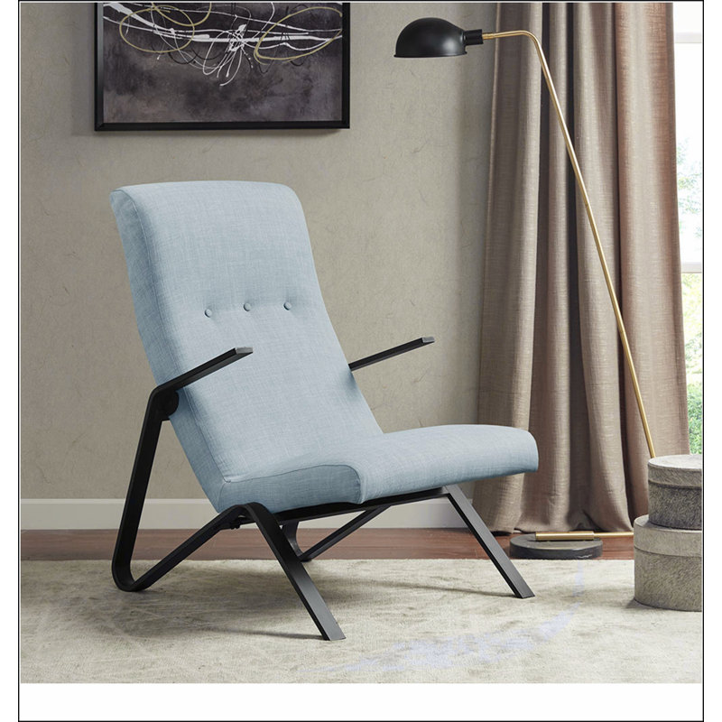 Fauteuil capitonné en tissu bleu clair